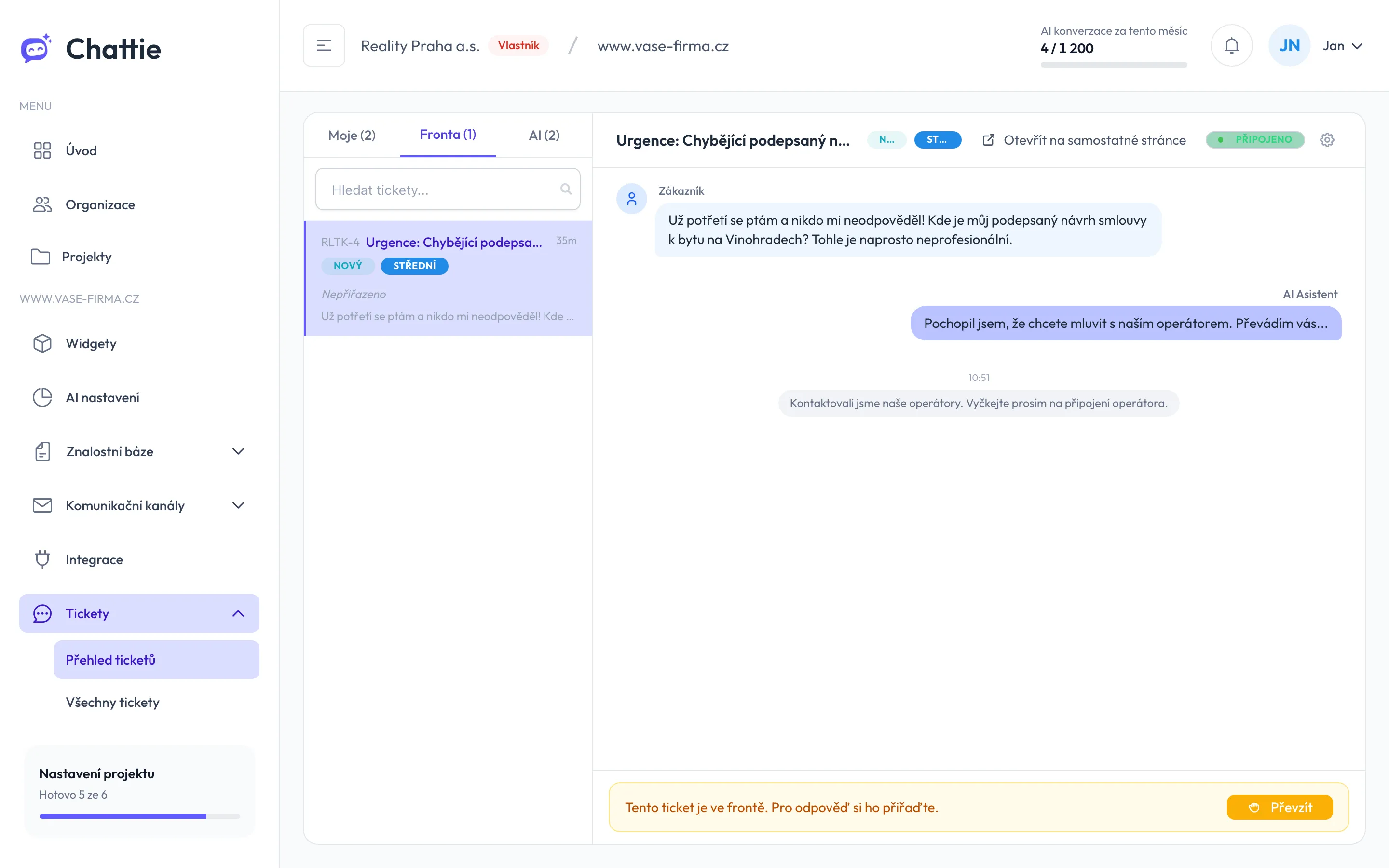 Přehled ticketů se záložkou Fronta a otevřenou konverzací